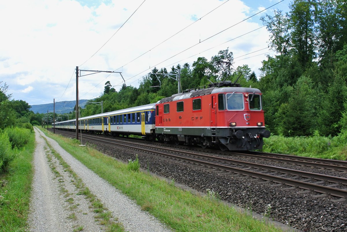 EWI Pendel als Dispo Basel, mit der fhrenden Re 4/4 II 11150 | 420 150-5 und dem BDt EWI 50 85 82-34 905-8, als Ersatz ICE 71273 bei Lenzburg, 12.07.2017.

