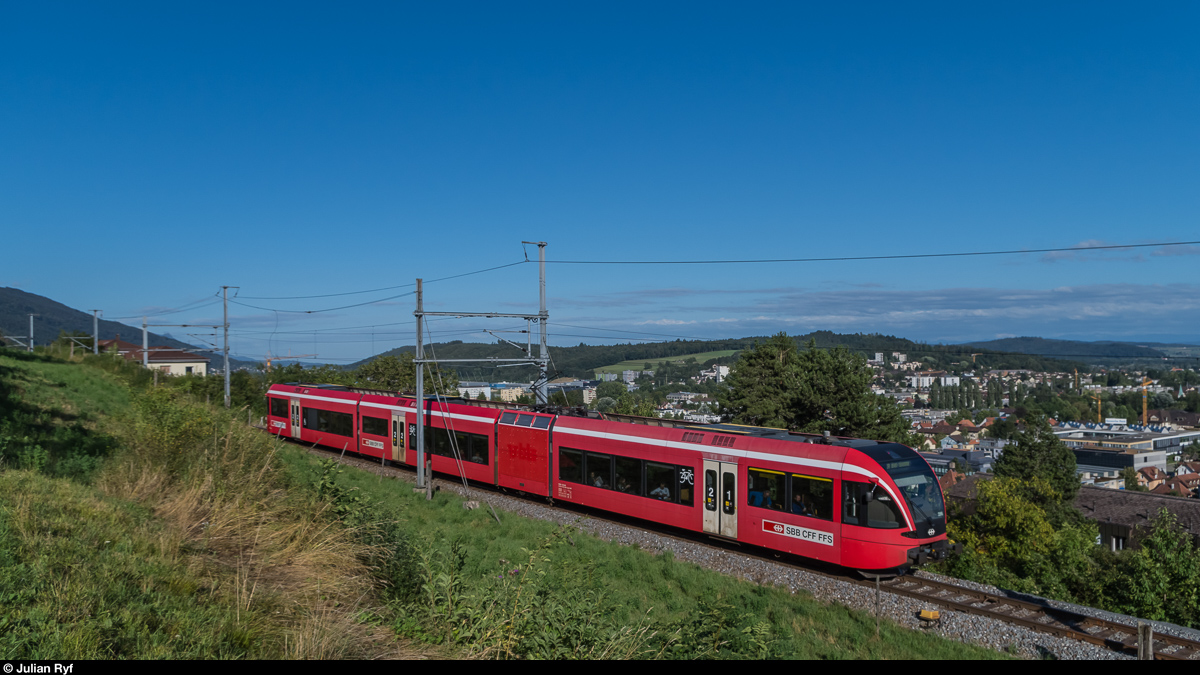 Ex BLS/RM RABe 526 286 fährt am 21. August 2016 als RE aus La Chaux-de-Fonds kommend oberhalb der Stadt Biel in Richtung Bahnhof. Die Züge sollen nach einer Revision mittelfristig zu Thurbo kommen, wo sie die GTW der ersten Generation ablösen werden.