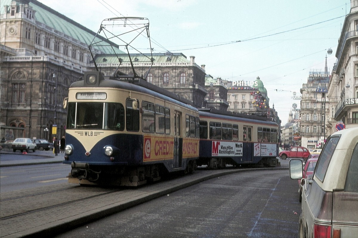 Ex-Kölner Vorortbahn-Halbzug auf der WLB vor der Kulisse der Wiener Oper, Frühjahr 1986.
