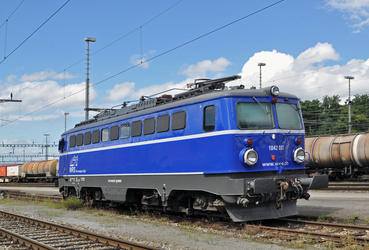 Ex ÖBB Lok 1042 007-1, wurde beim Güterbahnhof Muttenz abgestellt. Die Aufnahme stammt vom 21.08.2016.
