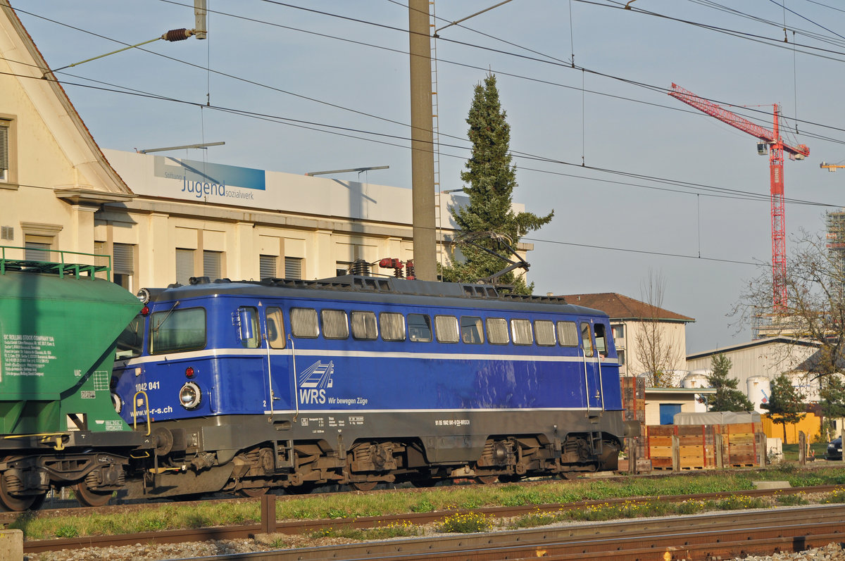 Ex ÖBB Lok 1042 041-0 durchfährt den Bahnhof Pratteln. Die Aufnahme stammt vom 01.11.2016.
