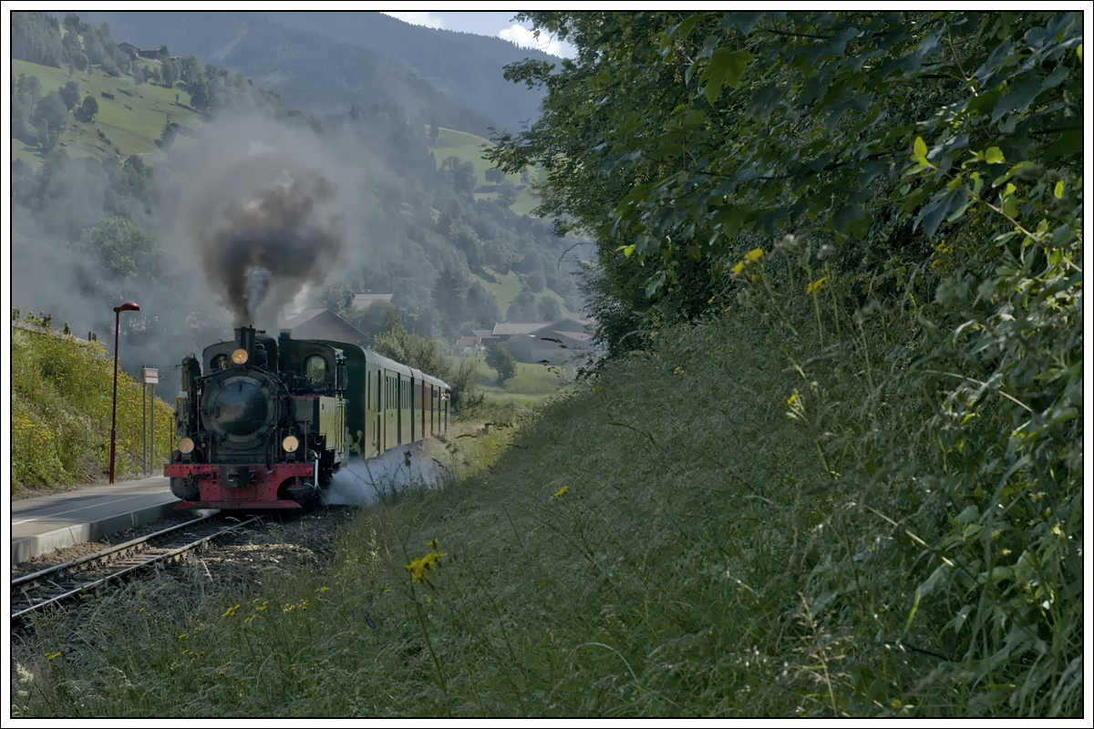 Ex. SKGLB 22 (Aquarius C) mit dem Sommernostalgiezug 3390 von Zell am See nach Krimml bei der Durchfahrt in Stuhlfelden Siedlung am 20.6.2018