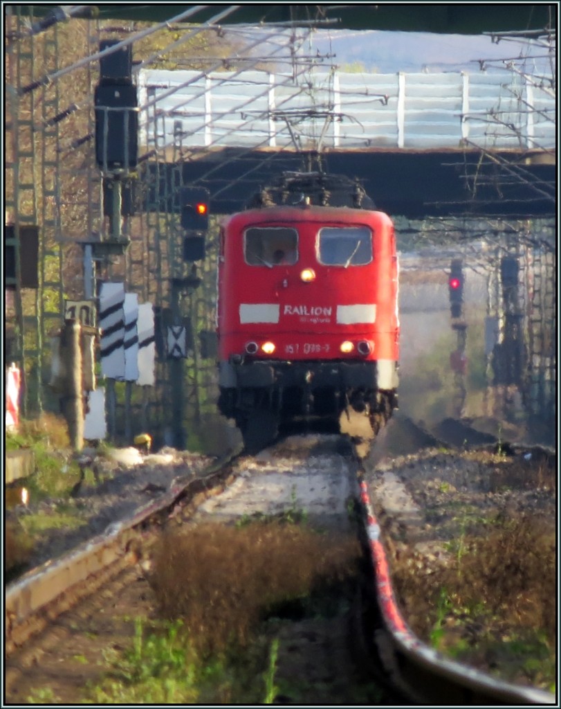 Experiemente am Bahndamm! Als ob sie gleich dahinschmilzt im Hitzegeflimmer auf den Gleisen bei Lintorf Ratingen. Die 151 in der Ferne am 29.März 2014.
