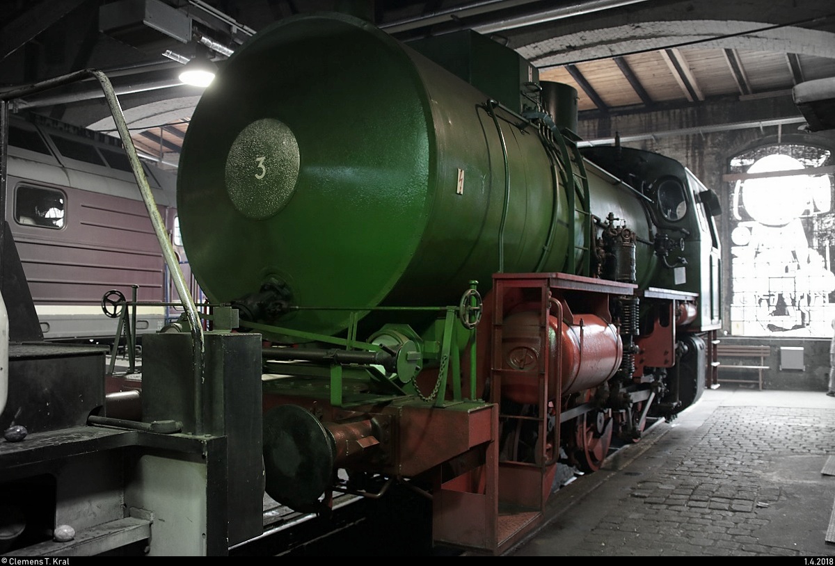 Experiment mit dem S/W-Fokus und Blick auf Lok 3, ehem. Reichsbahnkraftwerk Muldenstein, der Traditionsgemeinschaft Bw Halle P e.V., die im Lokschuppen des DB Museums Halle (Saale) während des Osterfests steht. Des Weiteren sind zwei Ostereier im Bild versteckt. [1.4.2018 | 12:29 Uhr]