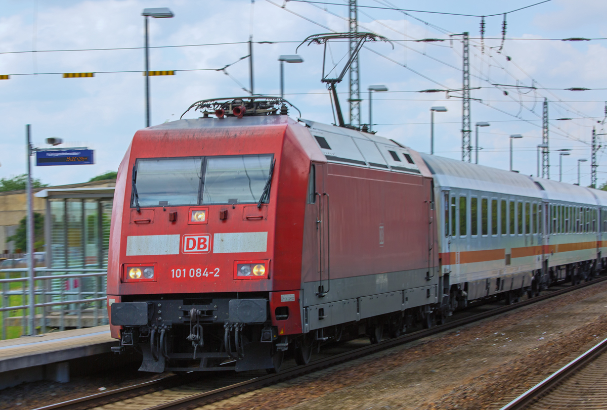 Experiment mit IC 2427 der den Bahnhof Ferdinandshof durchfährt. - 26.06.2016