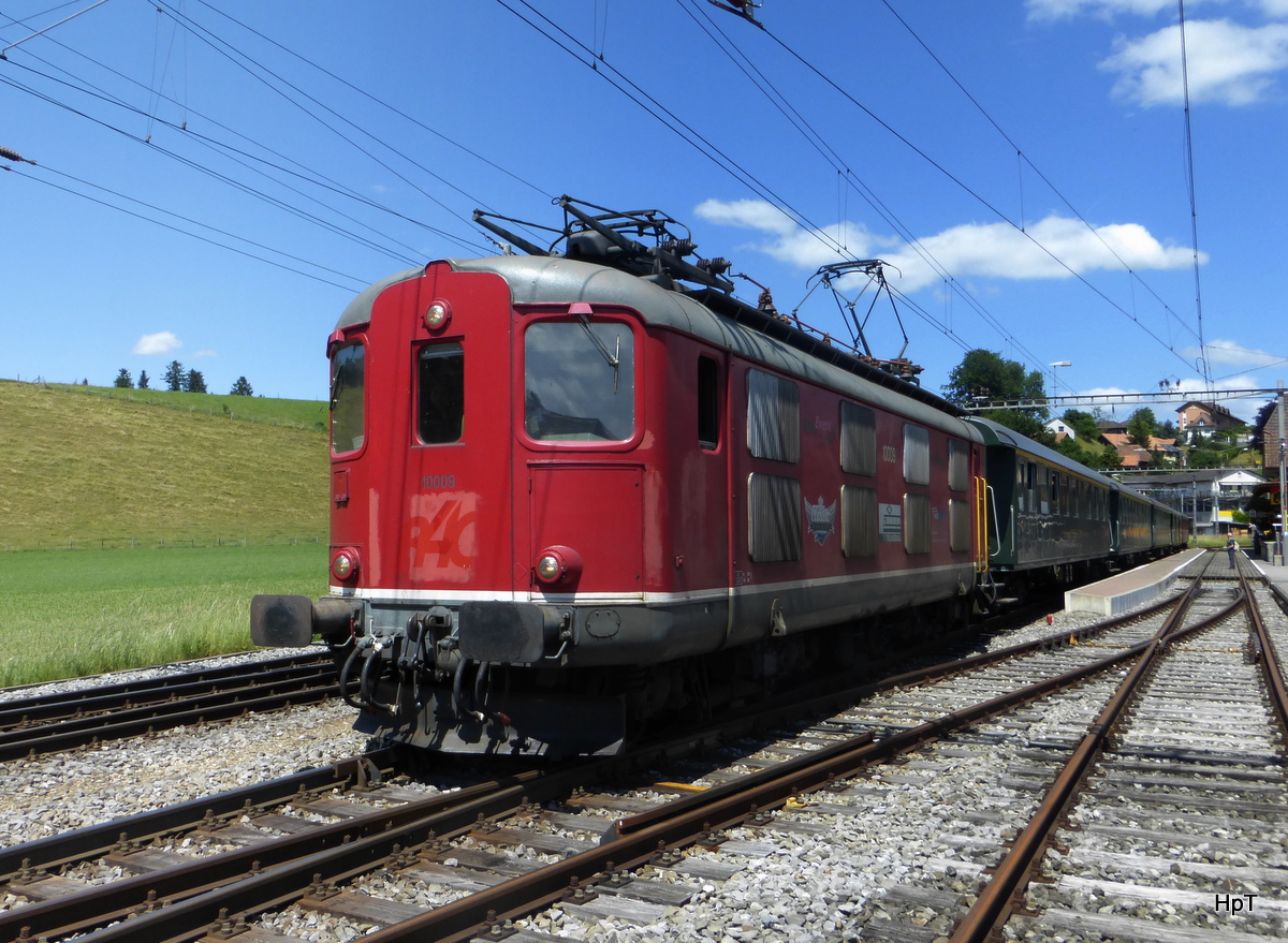 Extrazg mit Re 4/4 10009 im Bahnhof von Sumiswald-Grünen am 13.06.2015