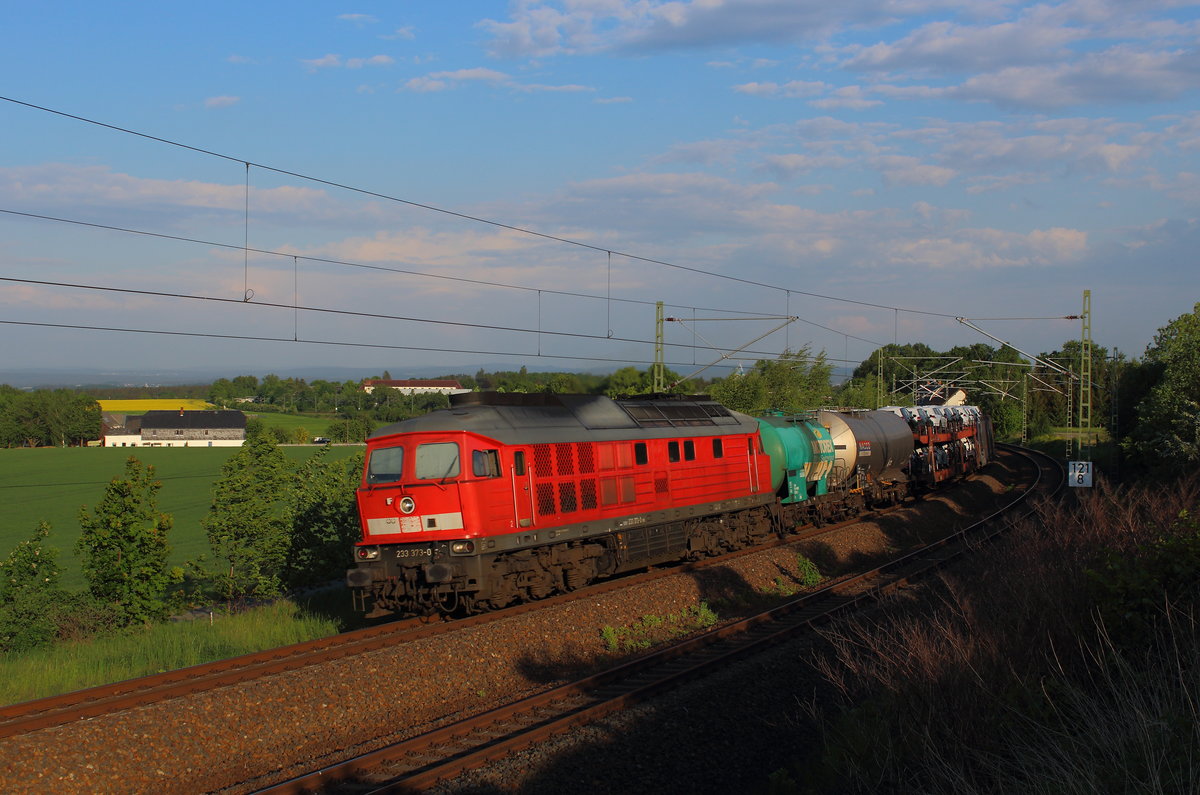 EZ 51602 am 14.05.2018 im Abendsonnenlicht bei Syrau. Der Güterzug mit der 232 373 ist unterwegs von Zwickau nach Nürnberg. 