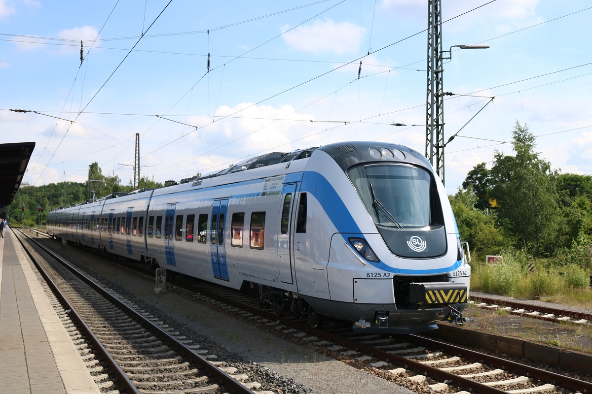 Fabrikneuer Alstom Coradia Nordic (X60B) für die AB Storstockholms Lokaltrafik (SL) im Großraum Stockholm steht in der Abstellung im Bahnhof Uelzen. Seit Januar 2016 werden die bestellten Elektrotriebwagen vom Werk in Salzgitter über Rostock nach Trelleborg u.a. per Fähre transportiert. Alstom liefert zwei Züge pro Monat bis November 2017. [6.7.2017 - 10:52 Uhr]