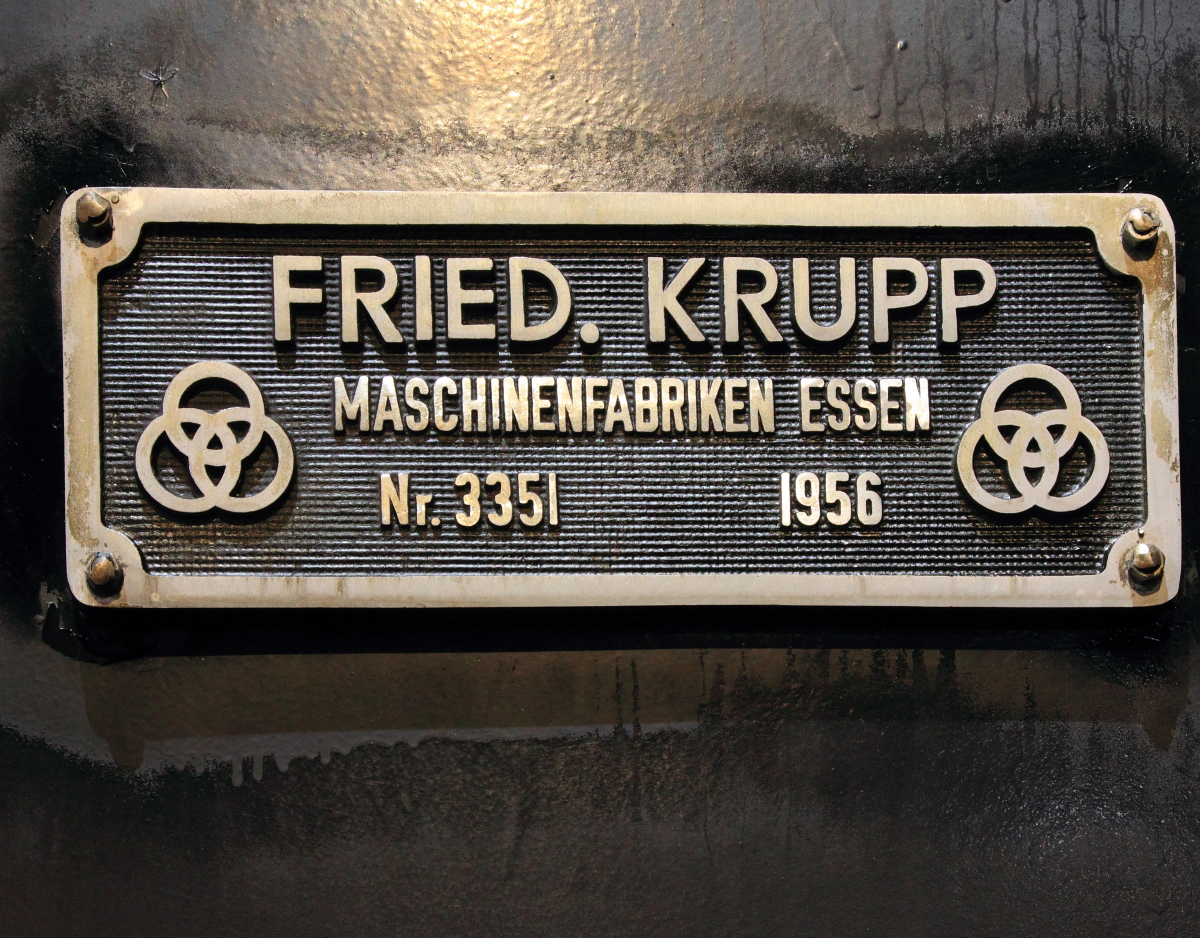 Fabrikschild der 10 001 im Deutschen Dampflokmuseum (DDM) in Neuenmarkt/ Wirsberg am 12.11.2015.