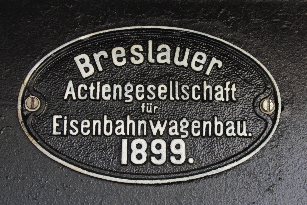 Fabrikschild des aufgearbeiteten Gepäckwagen 94 341 aus dem Jahre 1899.

So gesehen am 26.04.2014 beim Frühlingsfest im Bw Berlin Schöneweide. 