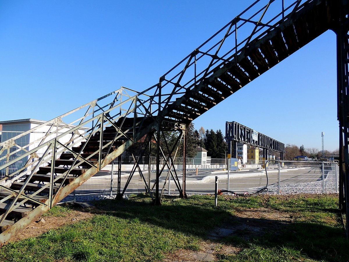 FACHWERKE in Ried i.I.; im Vordergrund der aus dem Jahre 1906 erbaute, und im Sept2018 gesperrte Bahnsteg, im Hintergrund das Fachwerk für Dachkonstruktion des neuen Busterminals; 181118