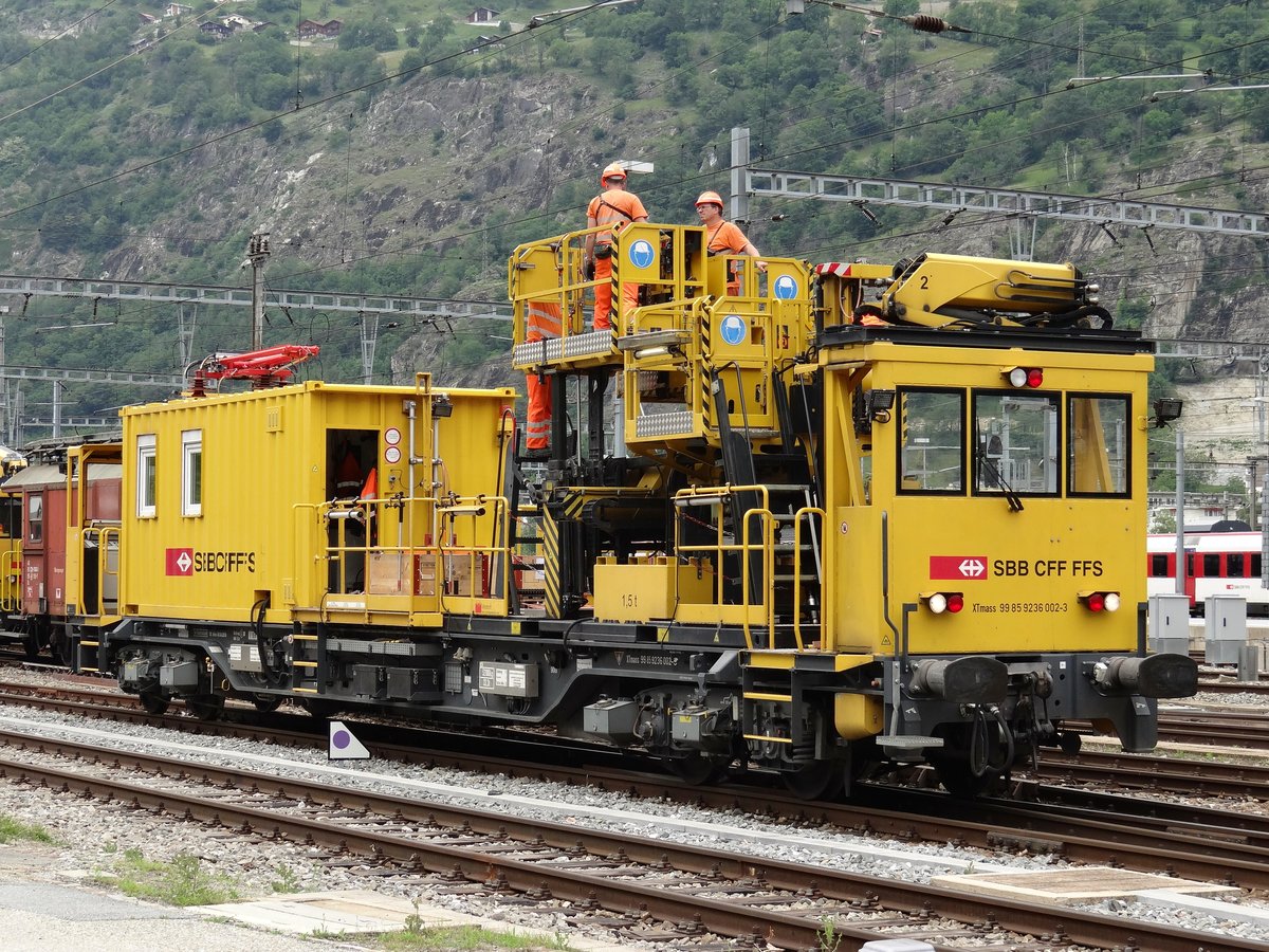 Fahrleitungsmontagefahrzeug XTmass 99 85 9236 002-3 im Bf. Brig - 08-06-2016