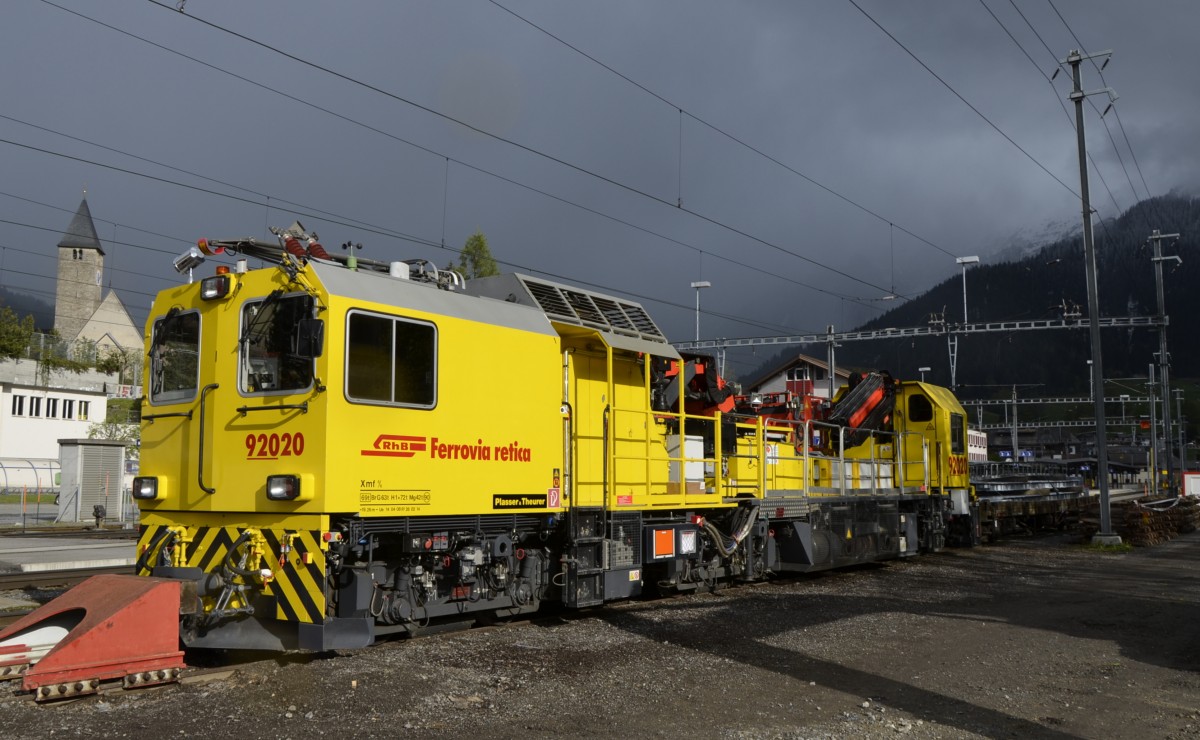 Fahrleitungsturmwagen RhB Xmf 6/8 92020 abgestellt im Bahnhof Klosters Platz am 14.05.2014. Hersteller: Plasser & Theurer, Gewicht: 69,0t, LüP: 19,26m, Vmax: 90km/h 