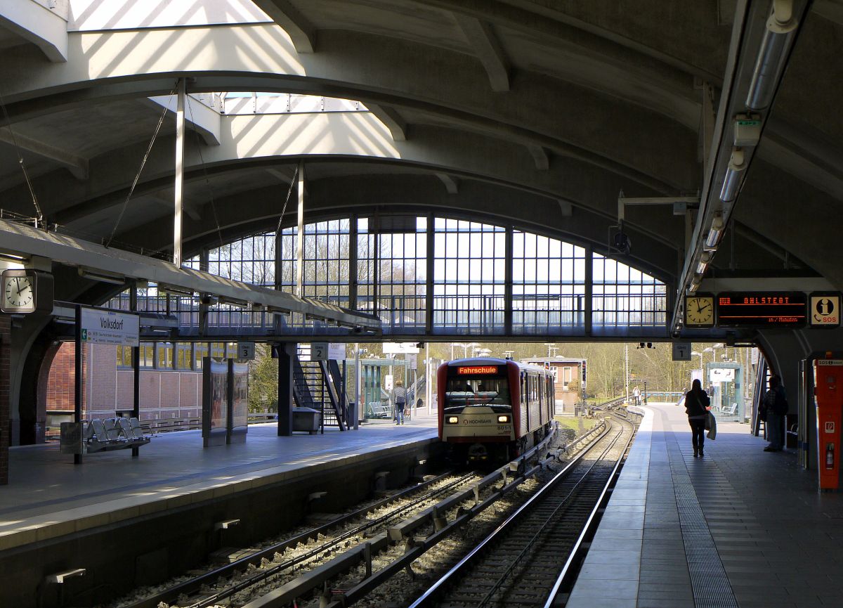 Fahrschulzug im Hamburger U-Bahnhof  Volksdorf , dem Ausgangspunkt der sogenannten Walddörferbahn. Spätestens ab hier im Nordosten der Hansestadt hat die  Linie U1 eher den Charakter einer S-Bahn - ähnlich den Vorortlinien in Berlin. 20.3.2014