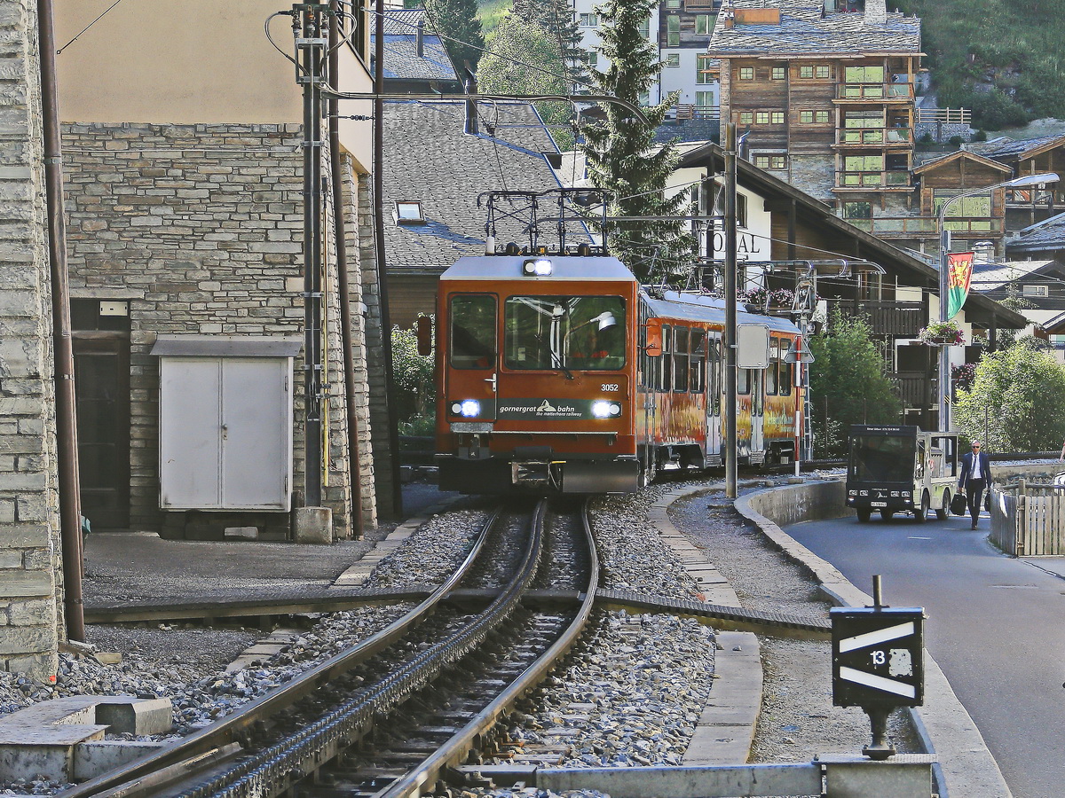 Fahrt Gronergratbahn 3052 durch Zermatt an der Getwingstrasse am 28. Juni 2018.
