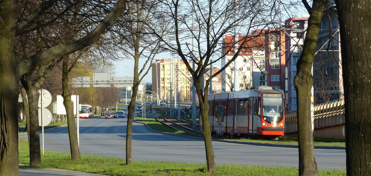 Fahrzeug 1123, Typ N8C, der Straßenbahn in Gdansk kurz vor der Haltestelle Okopowa. Hier bedient sie die Linie 3 nach Brzeźno. 9.4.2017, Gdansk