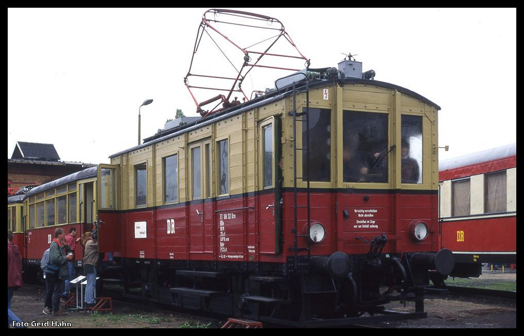 Fahrzeugausstellung im BW Dresden - Altstadt am 16.5.1996: Für die Besucher geöffnet und zugänglich war auch ein Triebwagen der Buckower Kleinbahn: ET 188521 