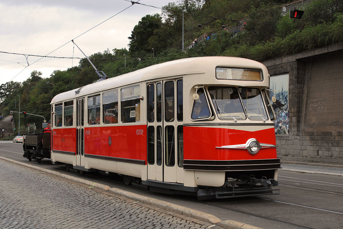 Fahrzeugparade 140 Jahre Straßenbahn in Prag : Der Prototyp T2 6002 aus dem Jahr 1955, der nur kurze Zeit in Prag verkehrte und über Liberec nach Bratislava gelangte, wo er bis Ende der 1970er - Jahre im Einsatz stand. In den frühen 90er - Jahren holte man das historisch wertvolle Fahrzeug wieder nach Prag zurück, wo es sich vorbildlich aufgearbeitet im Auslieferungszustand präsentiert. (nabr. Kapitana Jarose, 20.09.2015 ) 