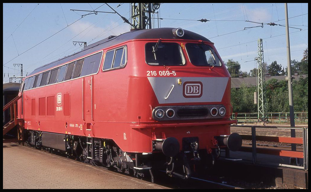 Fahrzeugschau am 29.8.1993 im Bahnhof Uelzen mit DB Diesellok 216069.