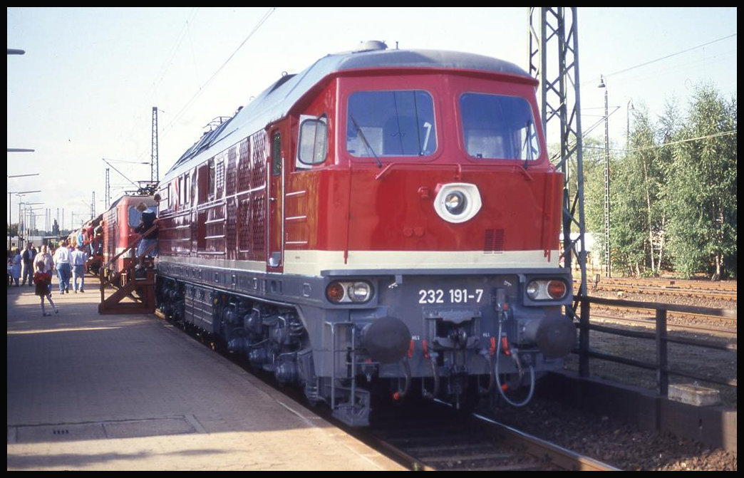 Fahrzeugschau am 29.8.1993 im Bahnhof Uelzen mit Großdiesel Lok 232191.