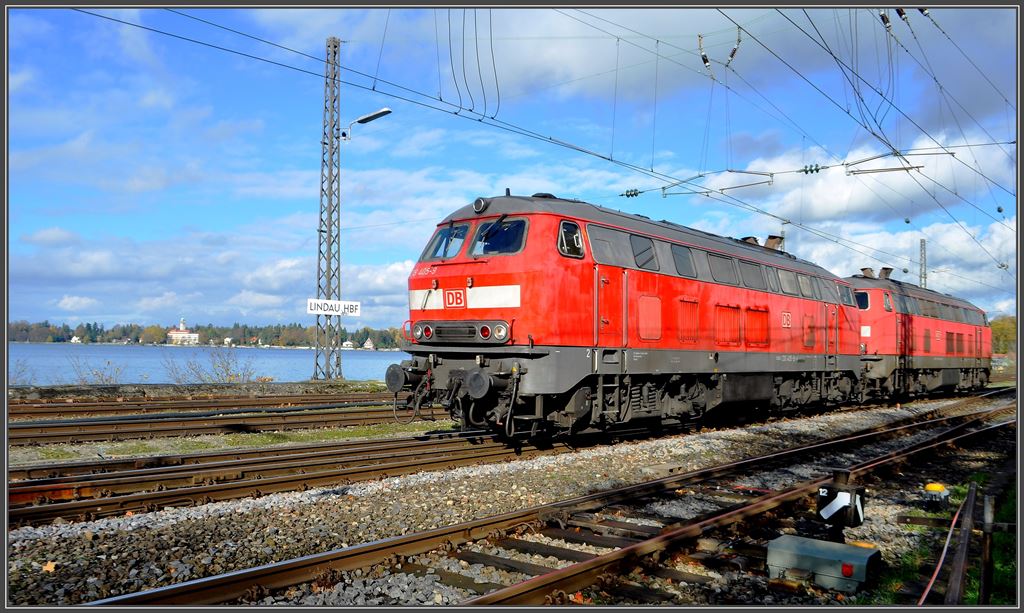 Fahrzeugvielfalt in Lindau Hbf. 218 405-9 und 218 498-4 warten auf dem Damm auf den EC193 aus Zrich. (05.11.2013)