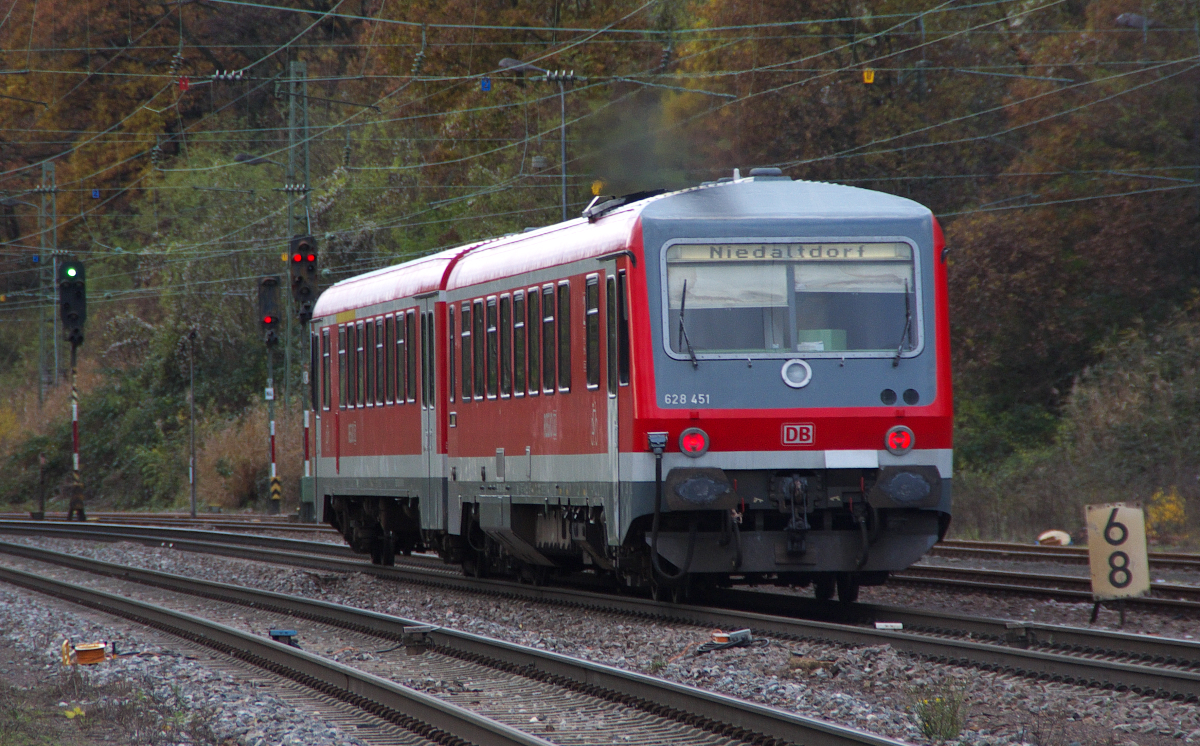 Fahrzeugwechsel auf der Niedtalbahn. Einmal in der Woche werden die Triebwagen auf der Niedtalbahn ausgetauscht und dann gibt es immer ein durchgehendes Zugpaar von Saarbrücken nach Niedaltdorf und umgekehrt. 628 451 ist ins Tal der Nied unterwegs, der Schwestertriebwagen 628 602 wird in wenigen Minuten aus der Gegenrichtung kommen.
Bahnstrecke 3230 Saarbrücken - Karthaus am 24.11.2013 in Luisenthal Saar