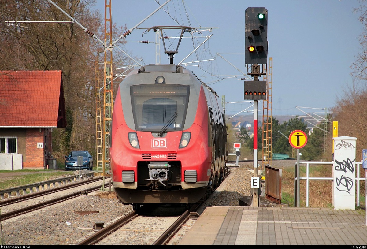Fahrzeugwechsel auf der S7: Drei gebrauchte Hamster aus dem Rheinland...
Nachschuss auf 442 602 (Bombardier Talent 2) der S-Bahn Mitteldeutschland (DB Regio Südost), noch mit RSX-Beklebung, als S 37720 (S7) von Halle(Saale)Hbf Gl. 13a nach Halle-Nietleben, die den Bahnhof Halle Südstadt auf der Bahnstrecke Halle–Hann. Münden (KBS 590) verlässt. [14.4.2018 | 10:01 Uhr]