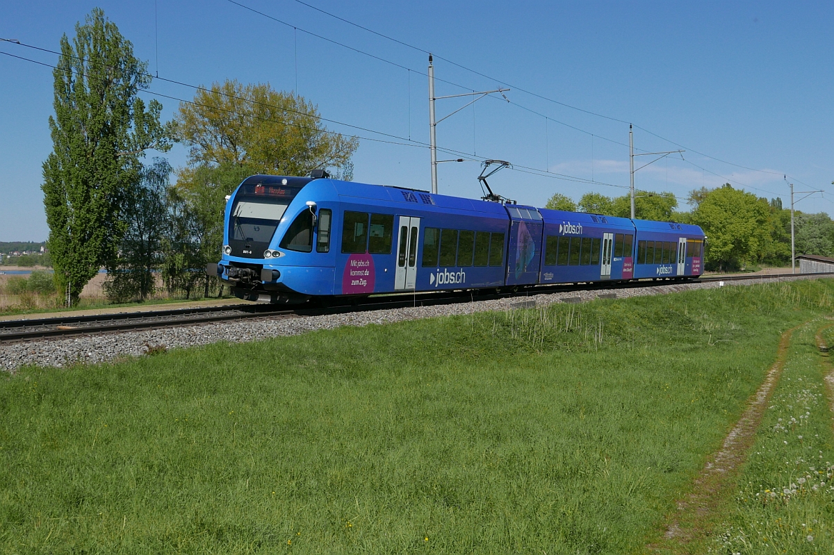 Farbige GTW der Thurbo (|) - Von Schaffhausen kommend befindet sich RABe 526 801-6 bei Triboltingen als S8 23868 auf der Fahrt nach Nesslau-Neu St. Johann (30.04.2017).
