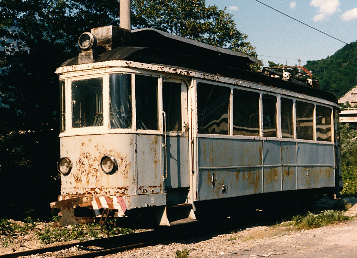 FART/SSIF: SSIF Ce 2/4 5 (1904), aufgenommen im Juni 1985 als Rangiertriebwagen in Domodossola. Bei diesem interessanten Fahrzeug handelt es sich um den ehemaligen Triebwagen 12 der Rheintalischen Strassenbahn (RhSt) der 1946 zusammen mit dem Triebwagen 11 vom Tram Locarno (STL) zur Verstärkung des Fahrzeugparks übenommen wurde. Nach der Einstellung des Trambetriebes Locarno im Jahre 1960 gelangten die beiden Triebwagen Ce 2/4 4 und Ce 2/4 5 ex RhSt zur SSIF nach Domodossola. Der Triebwagen 4 ist seit den Neunzigerjahren beim Bahnhof Santa Maria Maggiore als Denkmal aufgestellt und der Triebwagen 5 wurde vom Museum Ogliari in Ranco übernommen.
Foto: Walter Ruetsch  