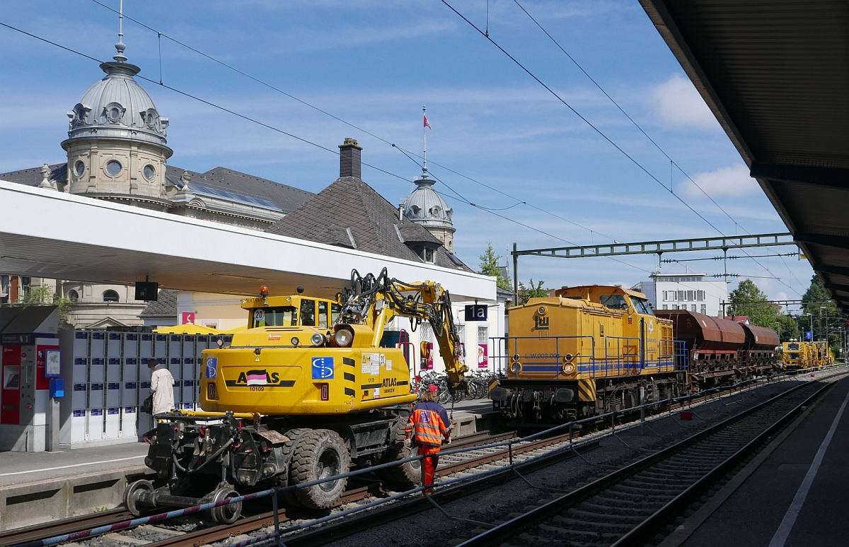 Fast alle Fahrzeuge zu sehen, die zum Ausbau der beiden Weichen in Gleis 1 und 2 im Bahnhof von Konstanz benötigt werden (es fehlt nur die Planierraupe). Ein Zweiwegebagger, 203.001 von LEONHARD WEISS (1203 231 6 D-EVULW) mit zwei Wagen Neuschotter, eine Stopfmaschine sowie eine Schotterverteil- und Planiermaschine (06.08.2016).