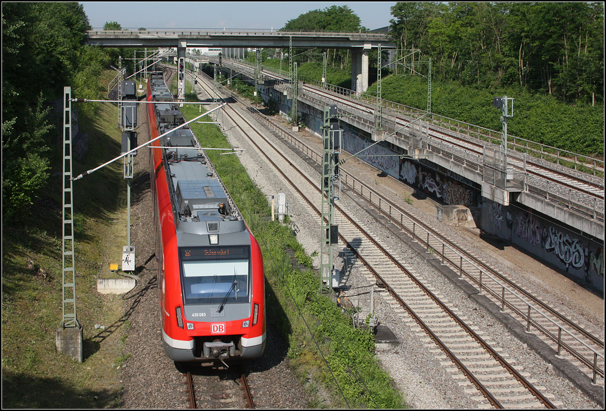 Fast kreuzungsfreie Streckenverzweigung -

Zwischen Fellbach und Waiblingen verzweigen sich die Rems- und die Murrbahn. Bis zur S-Bahn-Eröffnung der Linien S2 (Schorndorf) und S3 Backnang wurde der Abschnitt Bad Cannstatt - Waiblingen viergleisig ausgebaut und auch das Kreuzungsbauwerk zwischen Fellbach und Waiblingen wurde errichtet. So überkreuzen sich entgegen kommende Züge der beiden Strecken nicht mehr niveaugleich. Nach wie vor kreuzen sich aber teilweise Fern- und Regionalbahnen mit S-Bahnen die in gleicher Fahrtrichtung unterwegs sind. So z.B die S-Bahnen auf der S3 Richtung Backnang mit den Fern- und Regionalbahnen in Richtung Schorndorf.

Hier befährt eine S2 das erst später errichtete fünfte Gleis in Richtung Waiblingen.

07.06.2016 (M)