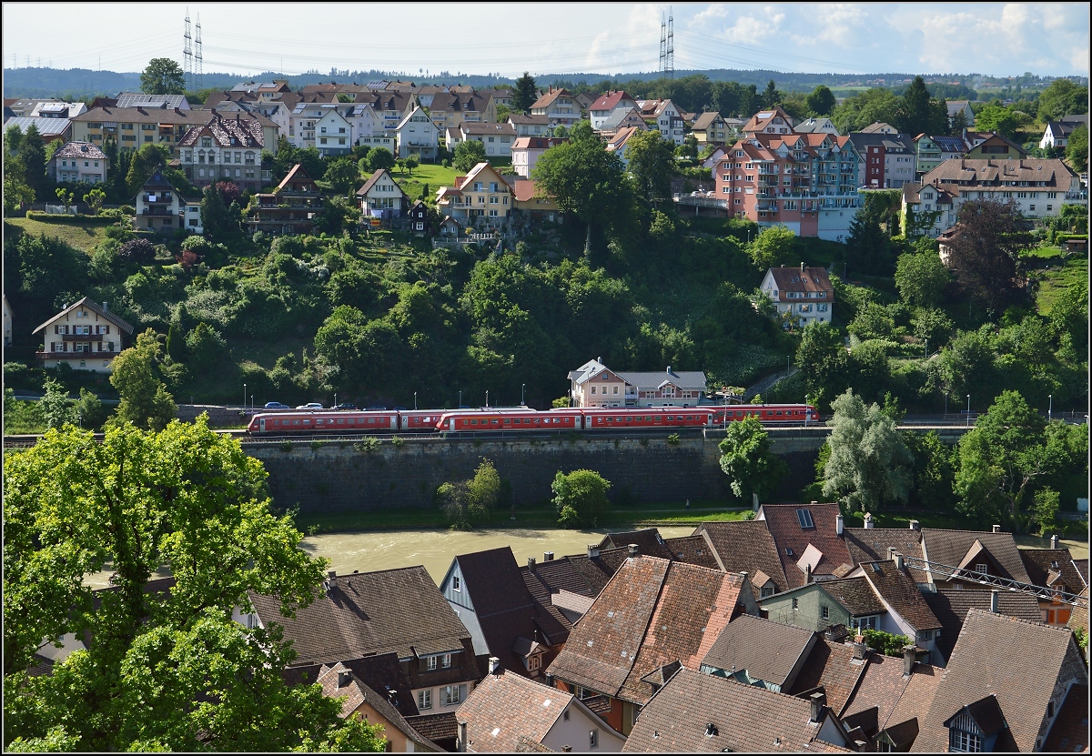 Fast perfekte Zugbegegnung in Laufenburg. Beide 611 befinden sich in bogenschneller Fahrt auf der Hochrheinstrecke und trafen sich nicht nur exakt im Bahnhof Laufenburg, sondern die DB schickte den kurzen Zug auch in der  richtigen Richtung . Juni 2016.