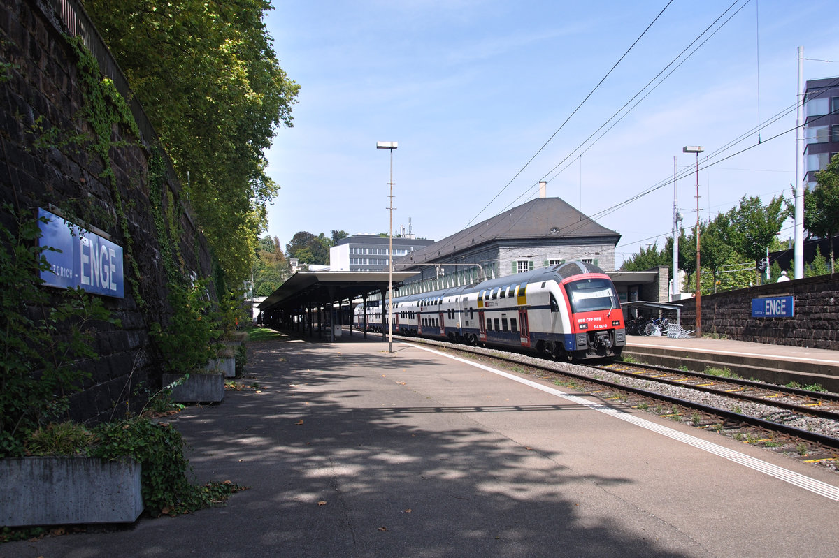 Fast schon idyllisch mutet der Bahnhof Zürich Enge an. Ein RABe 514 verlässt soeben als S24 in Richtung Zug den Bahnhof. 30.08.2017