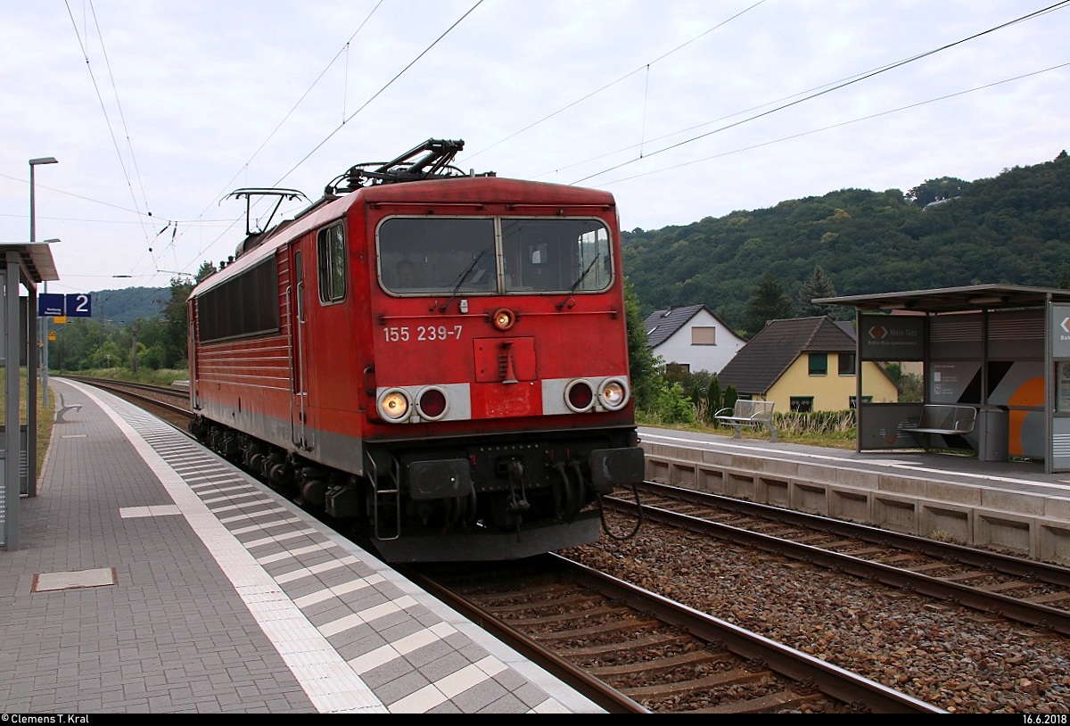 Fast verpasst: Bei einem Standortwechsel durchfährt 155 239-7 der Erfurter Bahnservice GmbH (EBS) den Hp Leißling auf der Bahnstrecke Halle–Bebra (KBS 580) Richtung Naumburg (Saale).
[16.6.2018 | 9:48 Uhr]