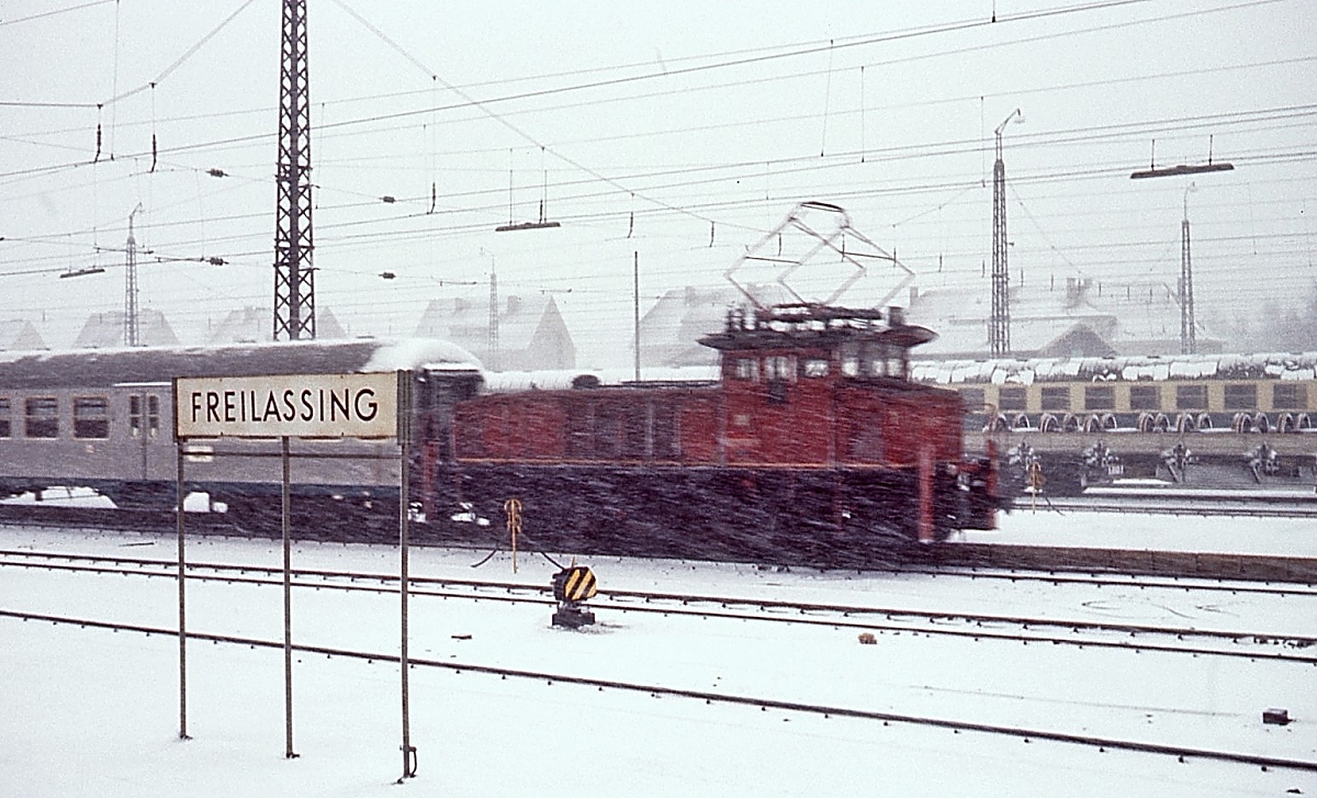 Fast waagerecht fegte der Schnee am 01.01.1978 durch den Bahnhof Freilassing, die rangierende 160 008-9 ist nur schemenhaft zu erkennen
