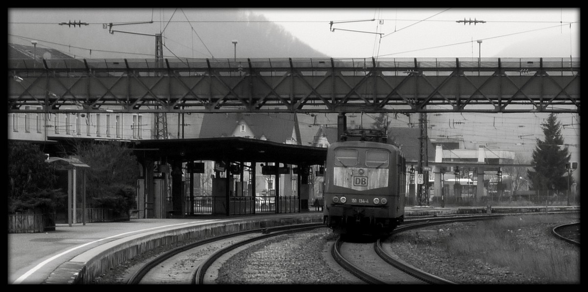 Fast wie in alten Zeiten...
... doch eigentlich gar nicht so alt!
Denn das Bild wurde am 3.3.12 aufgenommen, als die 151 134 noch ihre letzten Züge über die Geislinger Steige schubsen durfte. 
Aufgenommen im Bahnhof Geislingen. 
