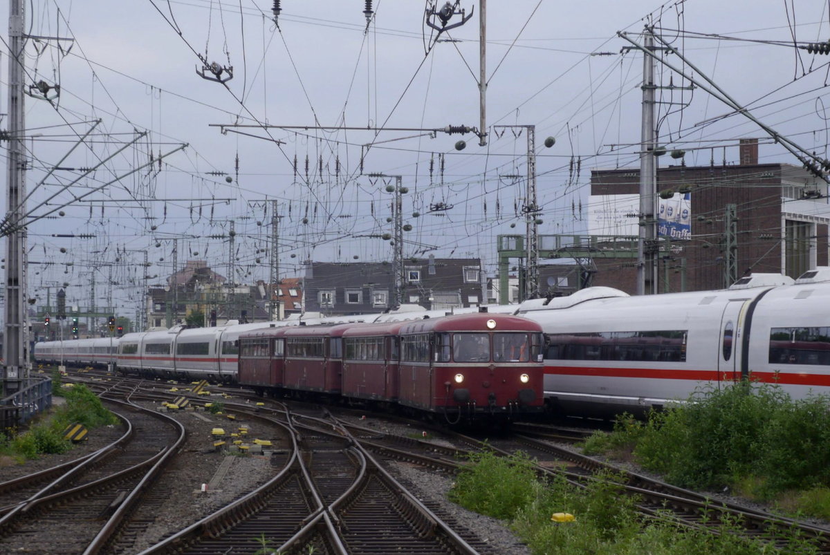 Fast wie in alten Zeiten, waäre da nicht der moderne Hintergrund: die vierteilige AKE/VEB-Schienenbusgarnitur (796 690, 996 299, 996 309, 796 802) wird in Köln Hbf für eine Sonderfahrt nach Hellenthal bereitgestellt (24.5.18).