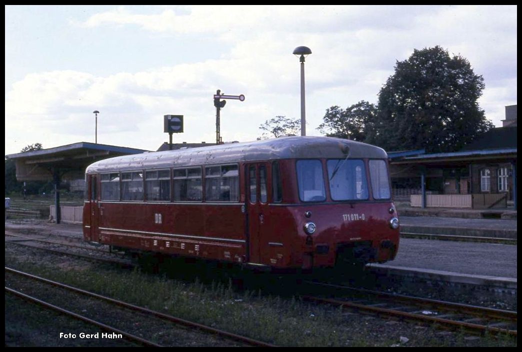 Ferkeltaxe 171011 ist am 16.9.1990 aus Blumenberg am Bahnsteig im Bahnhof Eilsleben angekommen.