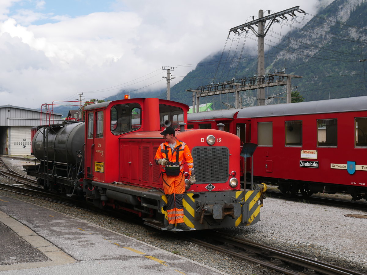 Ferngesteuerte Kleindiesellok D12 (Vmax 20 km/h) der Zillertalbahn mit einem Kesselwagen; Jenbach, 18.06.2018
