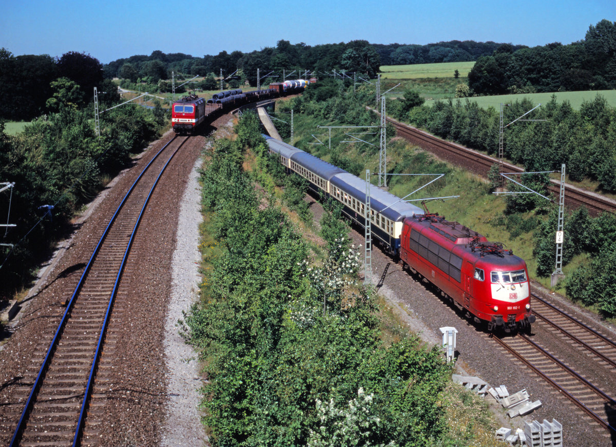 Fernverkehr hat Vorrang: Der IC 629, der am 24. Juni 1994 von 103 192 von Dortmund nach Hagen gezogen wird, darf die Abzweigstelle Bochum-Stockumer Str. als erster Zug passieren. Die im Hintergund sichtbare, aus Langendreer kommende 143 muss warten ...