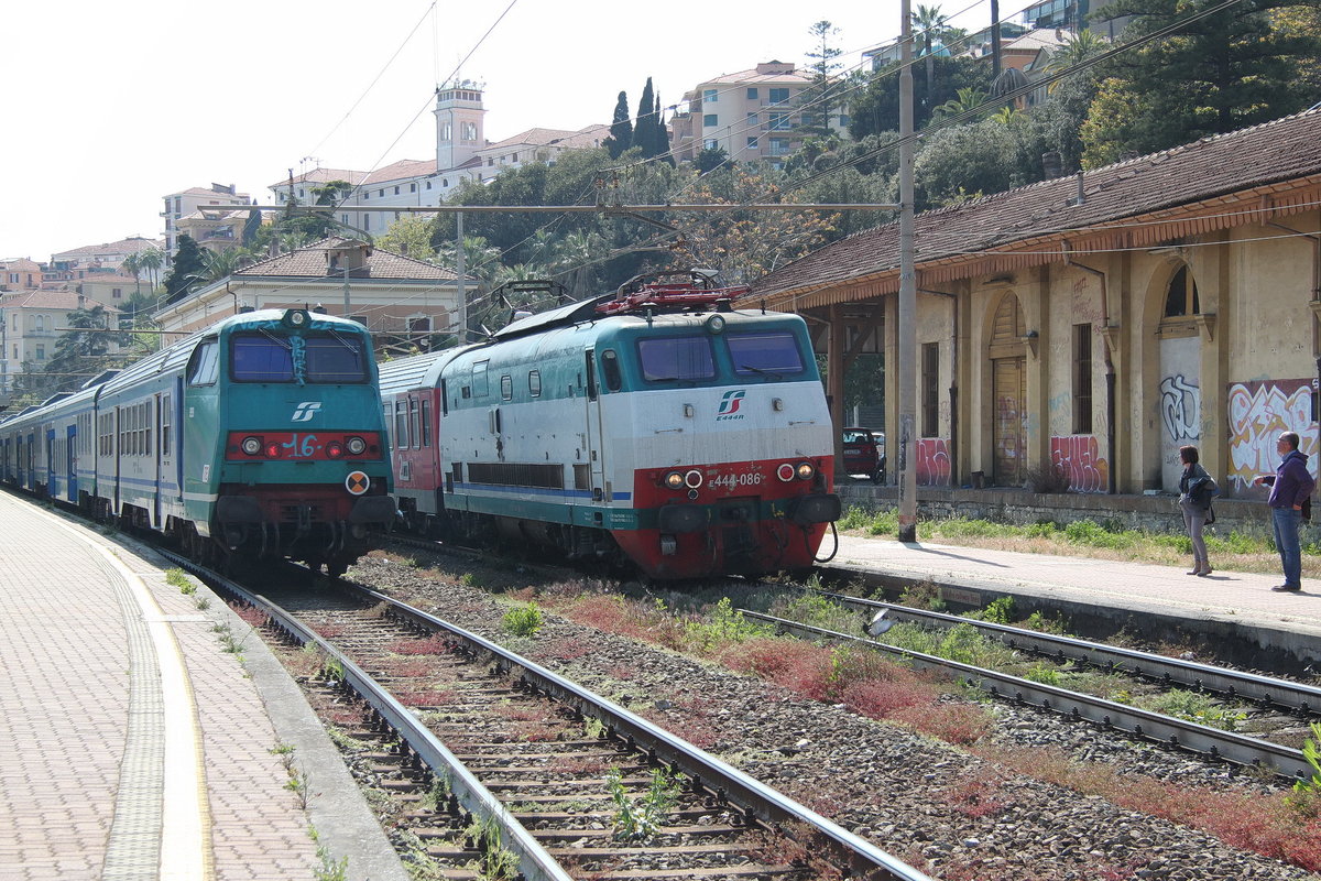 Ferrovia Ligure,Zugkreuzung im Bahnhof ImperiaPorto Maurizio.29.04.16