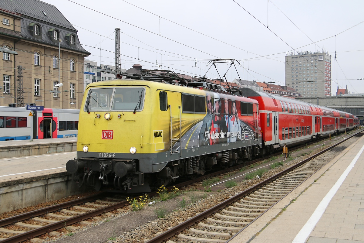 Fertig zur Abfahrt: 111 024-6 mit Regionalzug in München Hbf. Aufgenommen am 06.10.2014.
