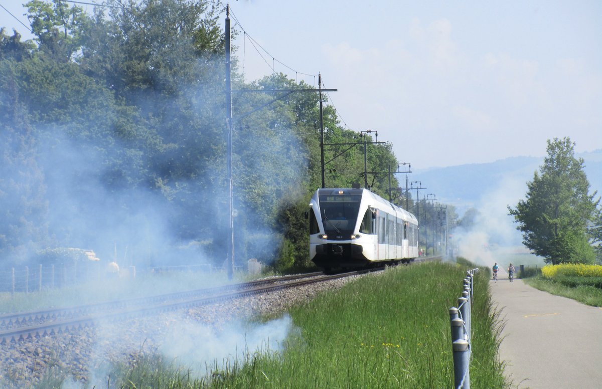 Feuer! Nach der Durchfahrt des Dampfextrazuges hatten die Dampfloks einen Brand an einigen Stellen zwischen Egnach und Arbon verursacht; jedoch blieb Strecke offen! 

Das Bild zeigt die vorsichtige Durchfahrt der Thurbo RABe 526 769-5  Maienfeld  als S7 nach Weinfelden.