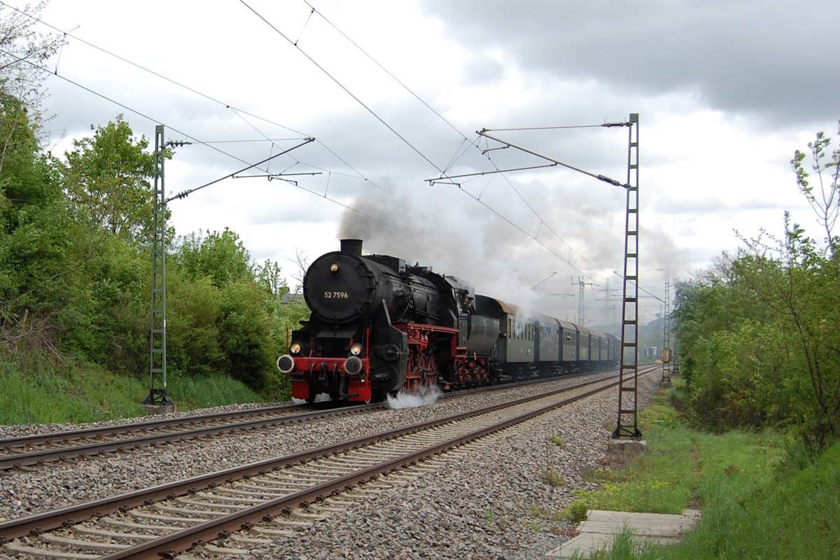 Feuriger Elias mit 52 7596 am 12. Mai 2013 zwischen Leonberg und Rutesheim.