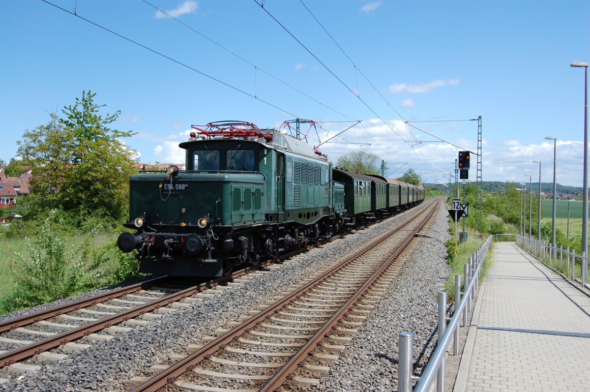 Feuriger Elias mit E94 088 am 11. Mai 2014 kurz vor dem SBahnhof in
