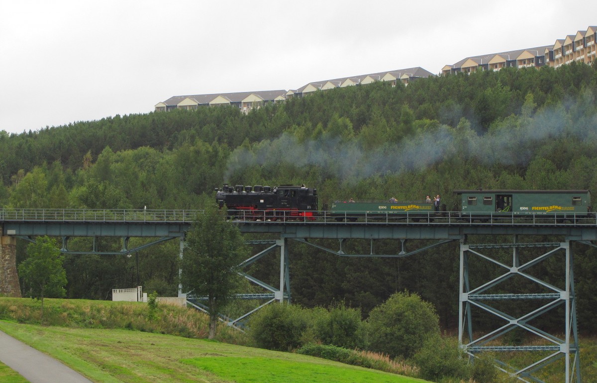 Fichtelbergbahn 99 794 mit der SDG 1003 aus Cranzahl, am 13.09.2011 auf dem Htterbach-Stahlgitterviadukt in Oberwiesenthal.