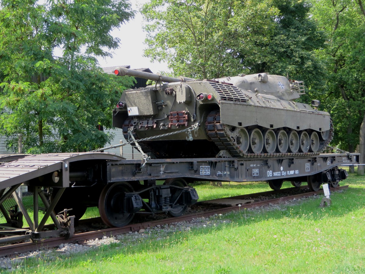 Flachwagen DB 960322 beladen mit einem Leopard vor dem Panzer Museum in Munster am 04.08.2015.