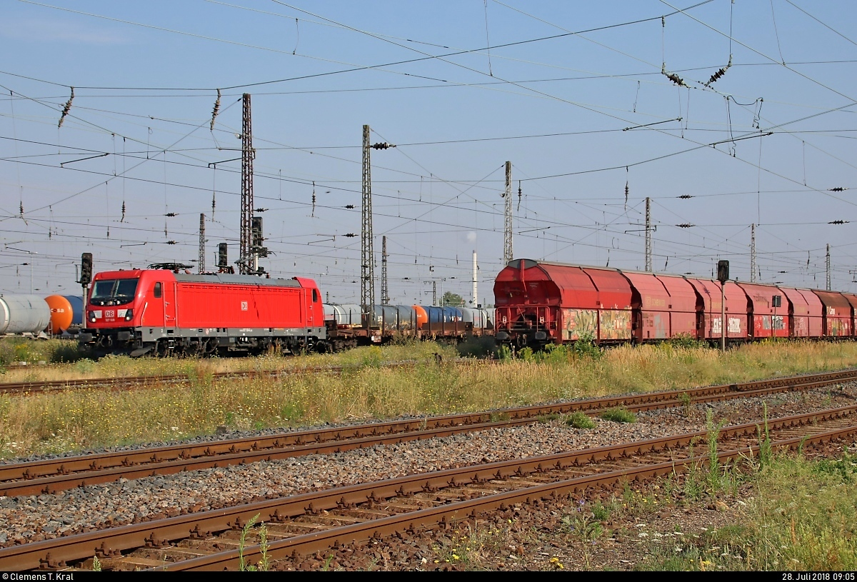Flachwagenzug mit 187 108-6 DB durchfährt den Bahnhof Großkorbetha in südlicher Richtung.
[28.7.2018 | 9:05 Uhr]