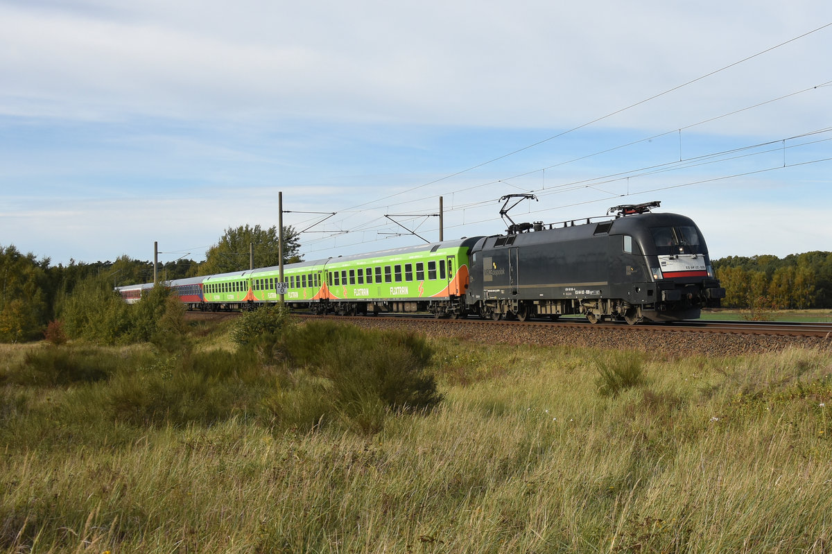 Flixtrain mit der 182 528-0 in Front bei einer Überführungsfahrt, unterwegs in Richtung Schwerin. 3km östlich von Büchen, 08.10.2018.