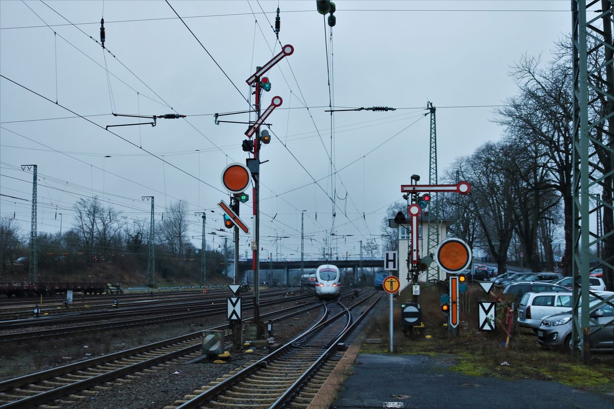 Flügelsignale in Hanau Hbf Südseite bei Dämmerung am 22.01.18  